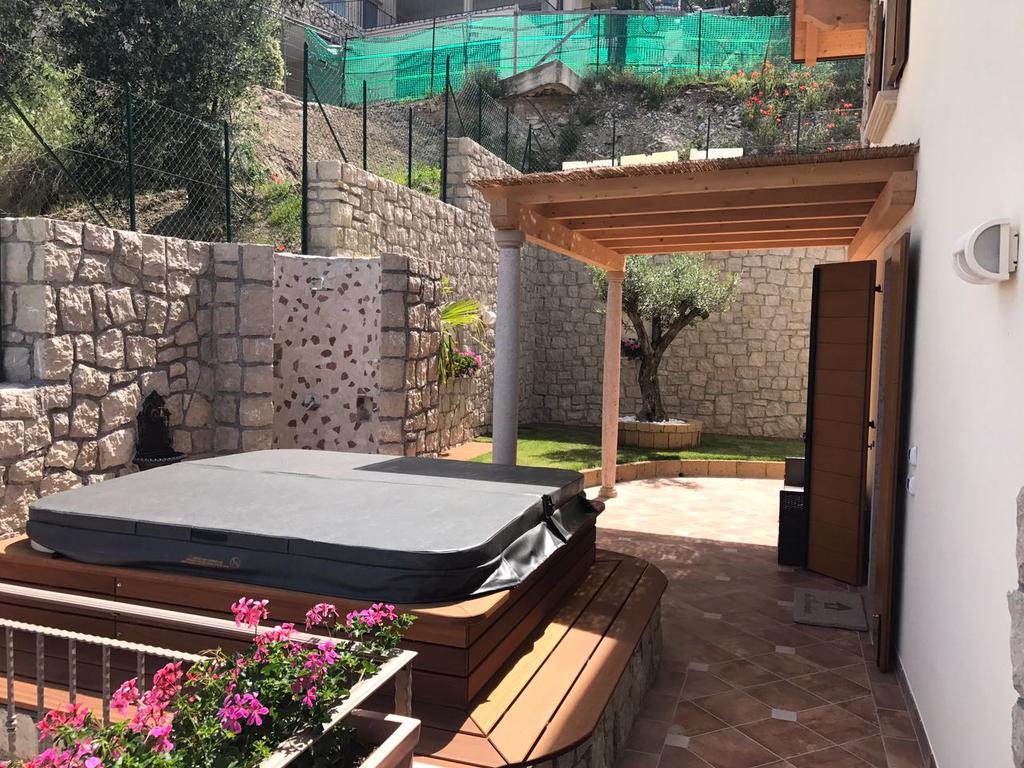 Bmp Apartment Deluxe 1 Jacuzzi Riscaldata Privata Vista Lago Di Garda Brenzone sul Garda Exterior foto